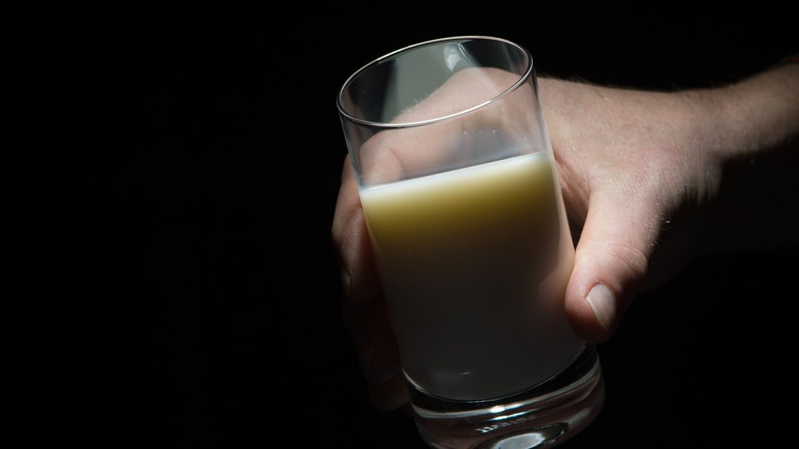 Featured image for California Recalls Raw Milk Due to Bird Flu Contamination