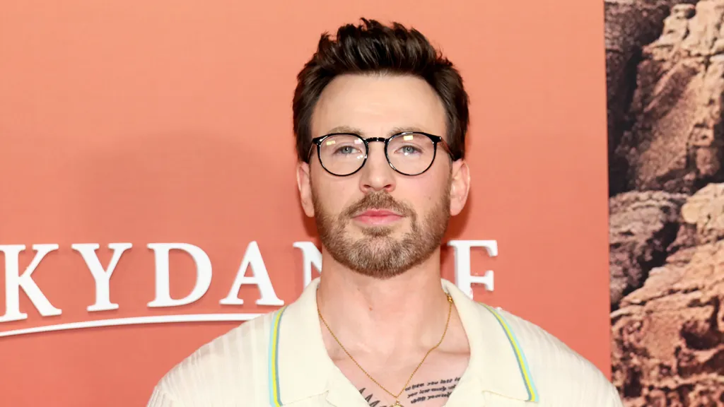 Featured image for Chris Evans Denies Signing Bomb in Resurfaced Photo