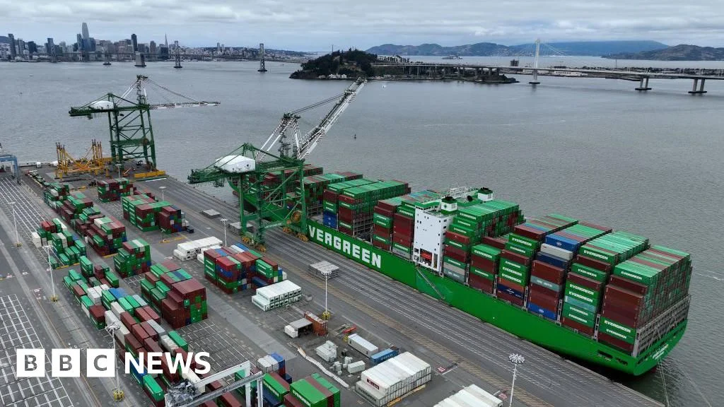 US trade deficit widens to a fresh peak as imports outpace exports