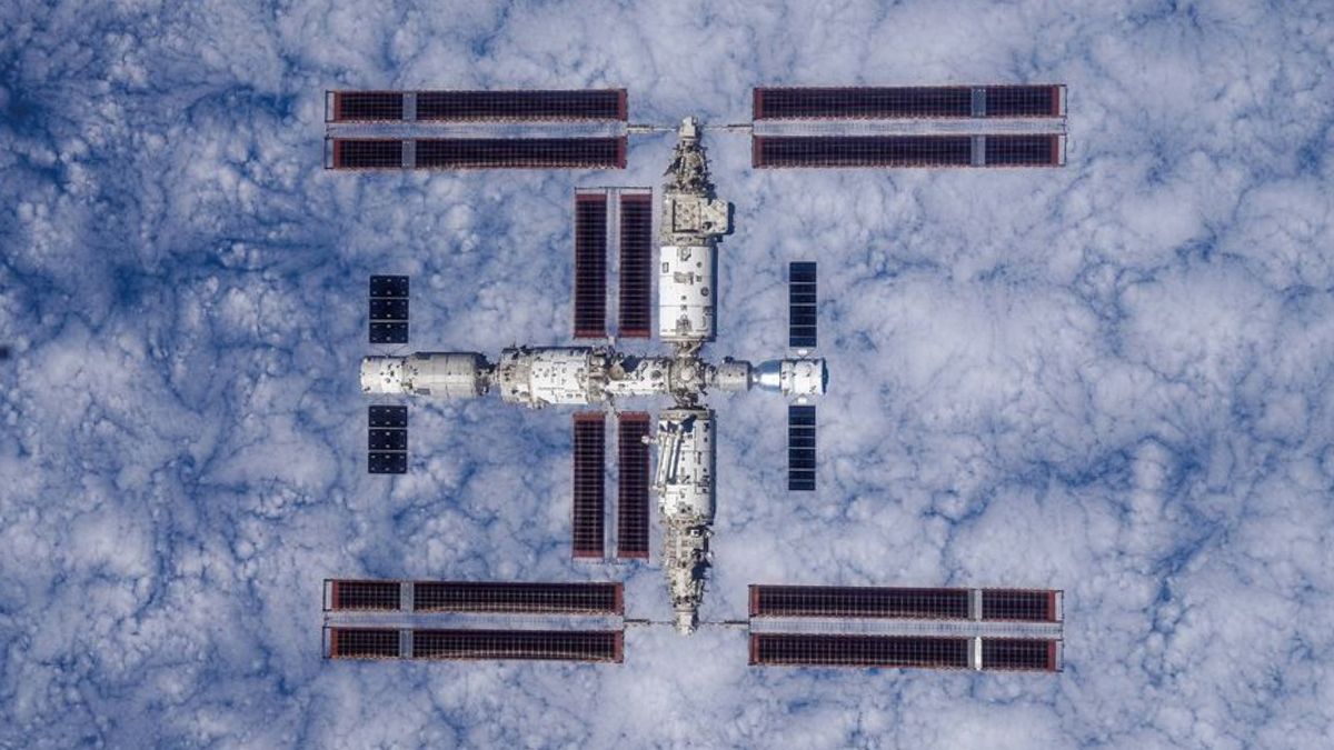China's 'Heavenly Place' Space Station Captured in Stunning Complete Image