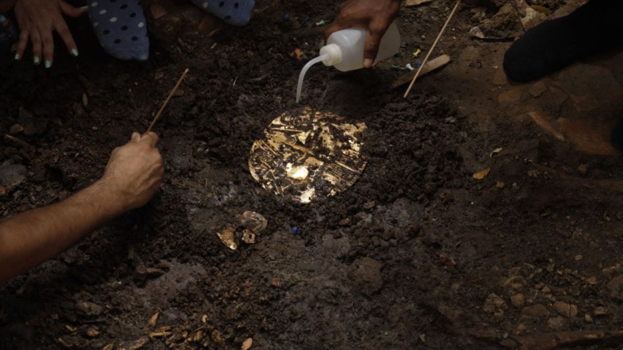 Featured image for "Archaeologists Uncover Ancient Gold-Filled Tomb with Sacrificial Victims in Panama"