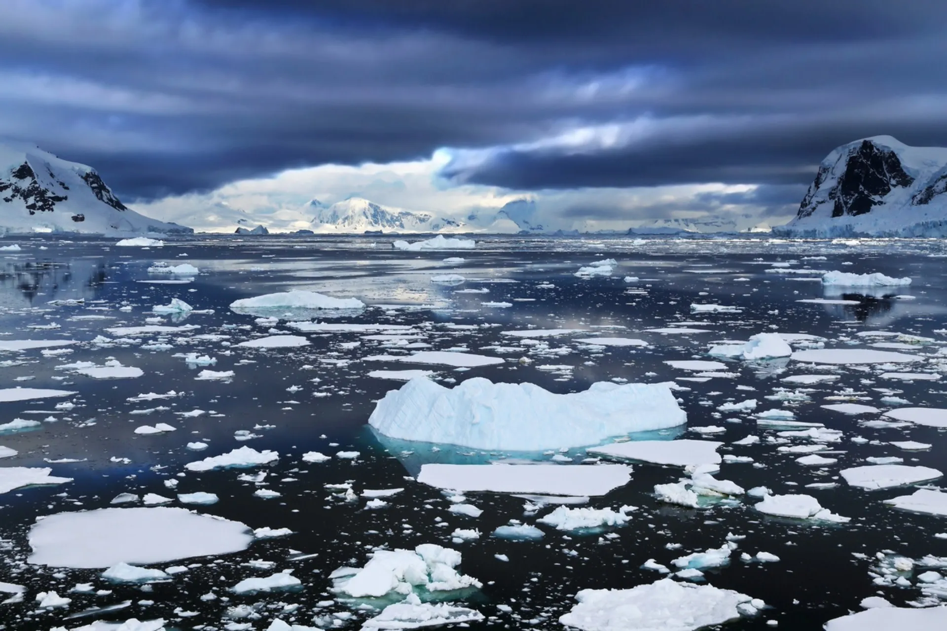 Featured image for Antarctic Ice Melting Accelerates Amid Unusual Patterns and Risks