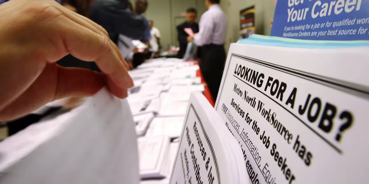 US Jobless Claims Increase but Layoffs Remain Low