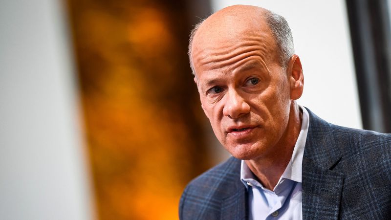 Former SVB CEO apologizes for bank collapse and blames Fed and social media.