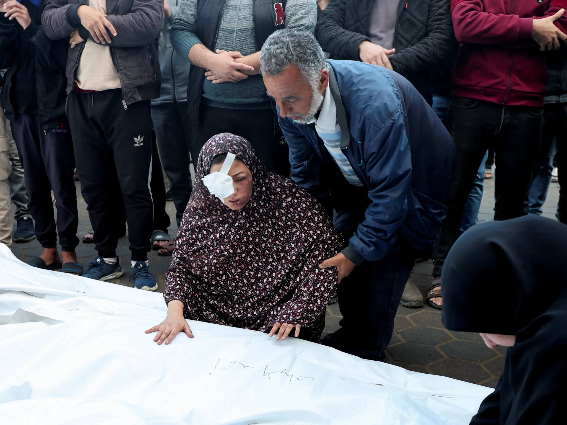 Israeli Strikes in Gaza Result in High Casualties Amid Ceasefire Efforts