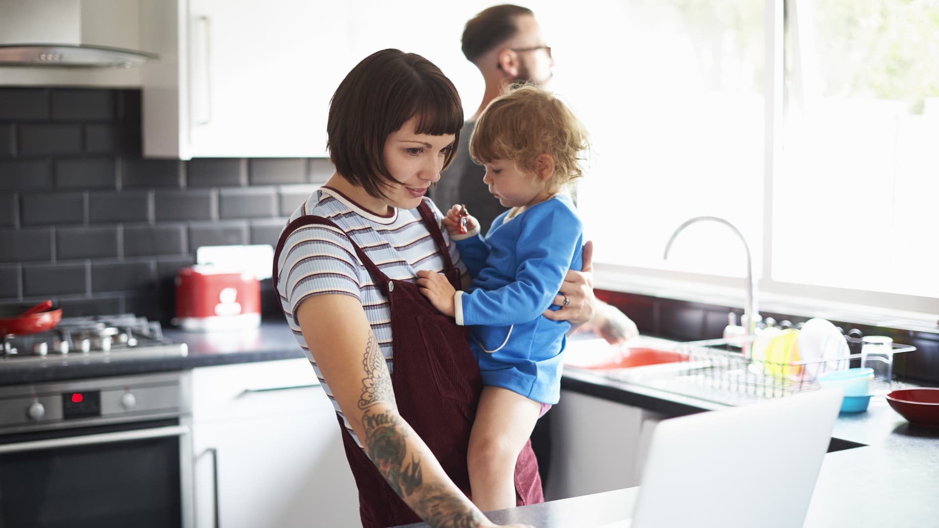 Majority of Americans Struggle to Make Ends Meet Amid High Inflation: CNBC Survey