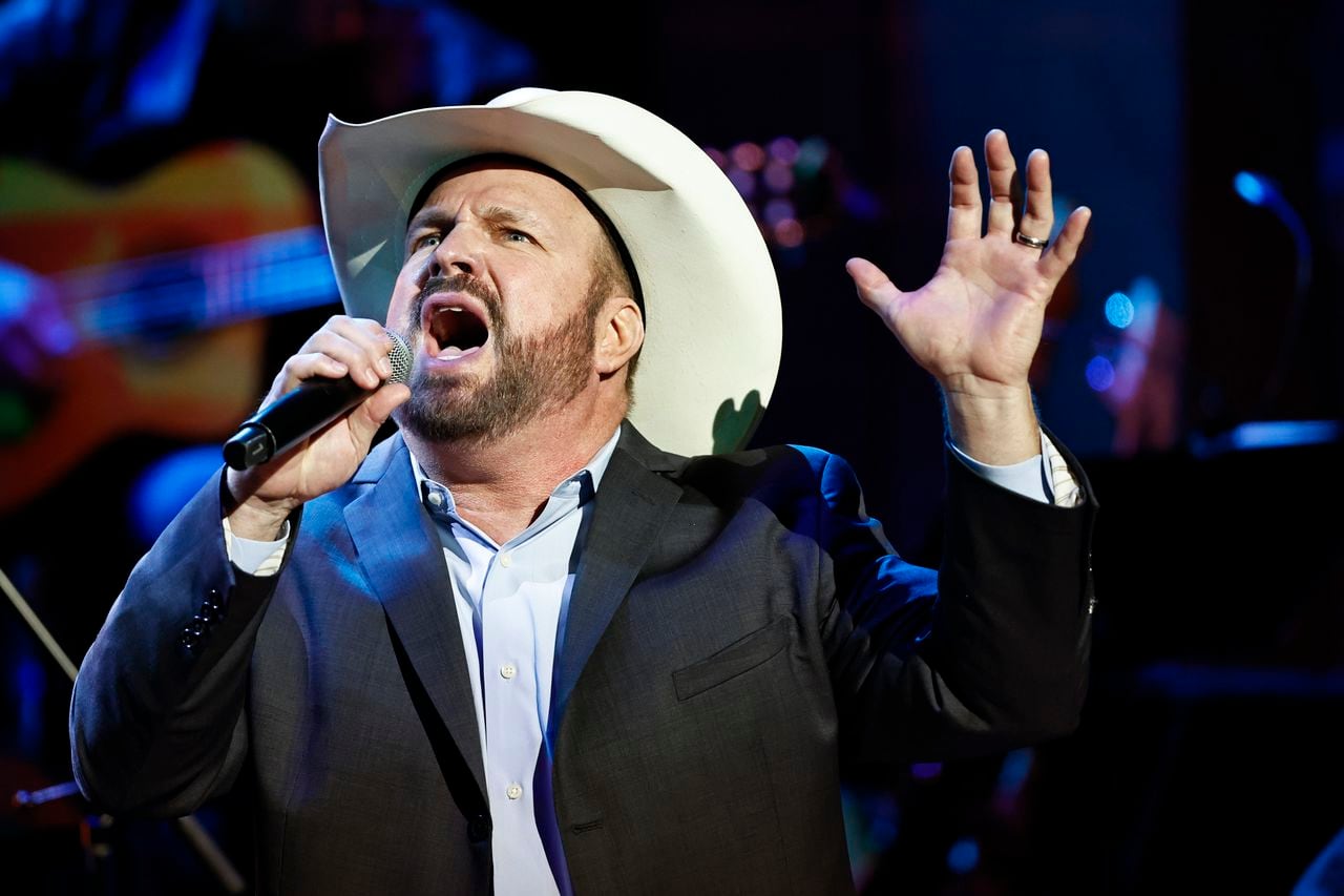 Texas Gov. Abbott Fooled by Fake News of Garth Brooks Being Booed Off Stage