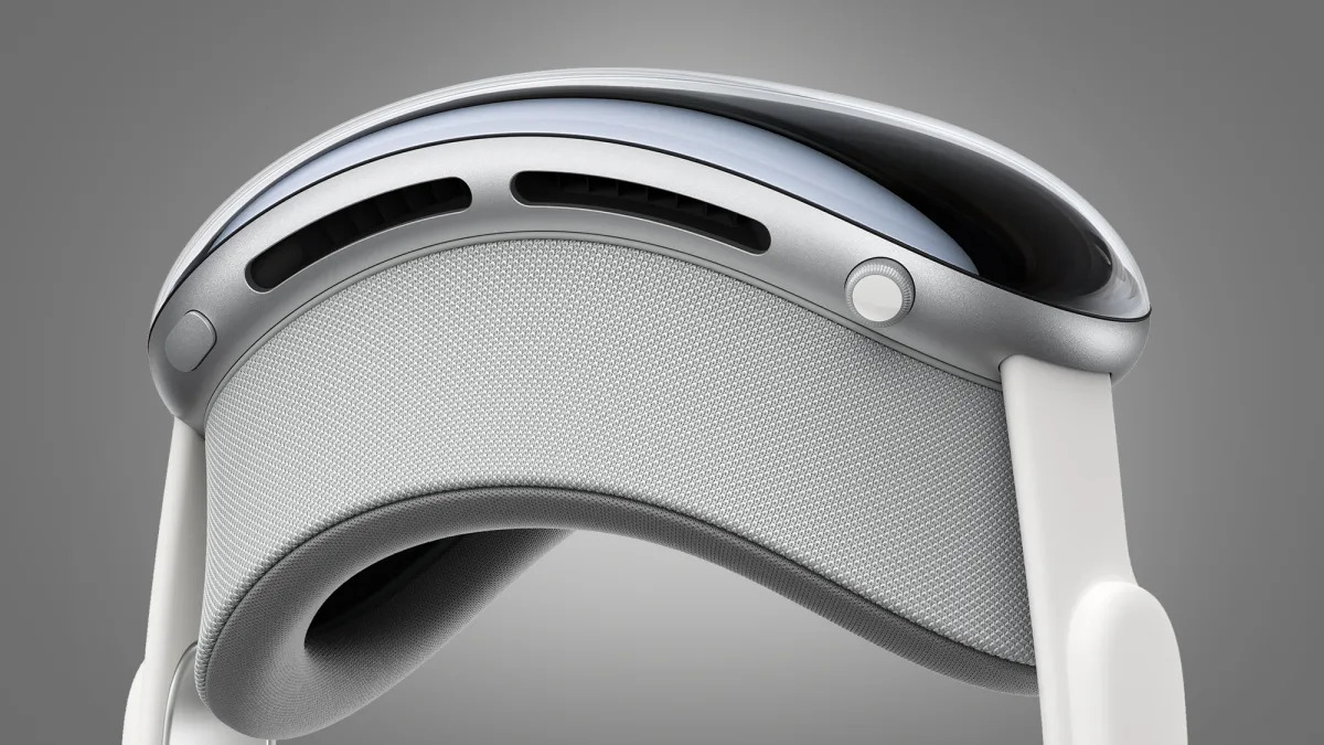 "Apple Vision Pro: Comfort, Weight, and App Development Concerns Unveiled"