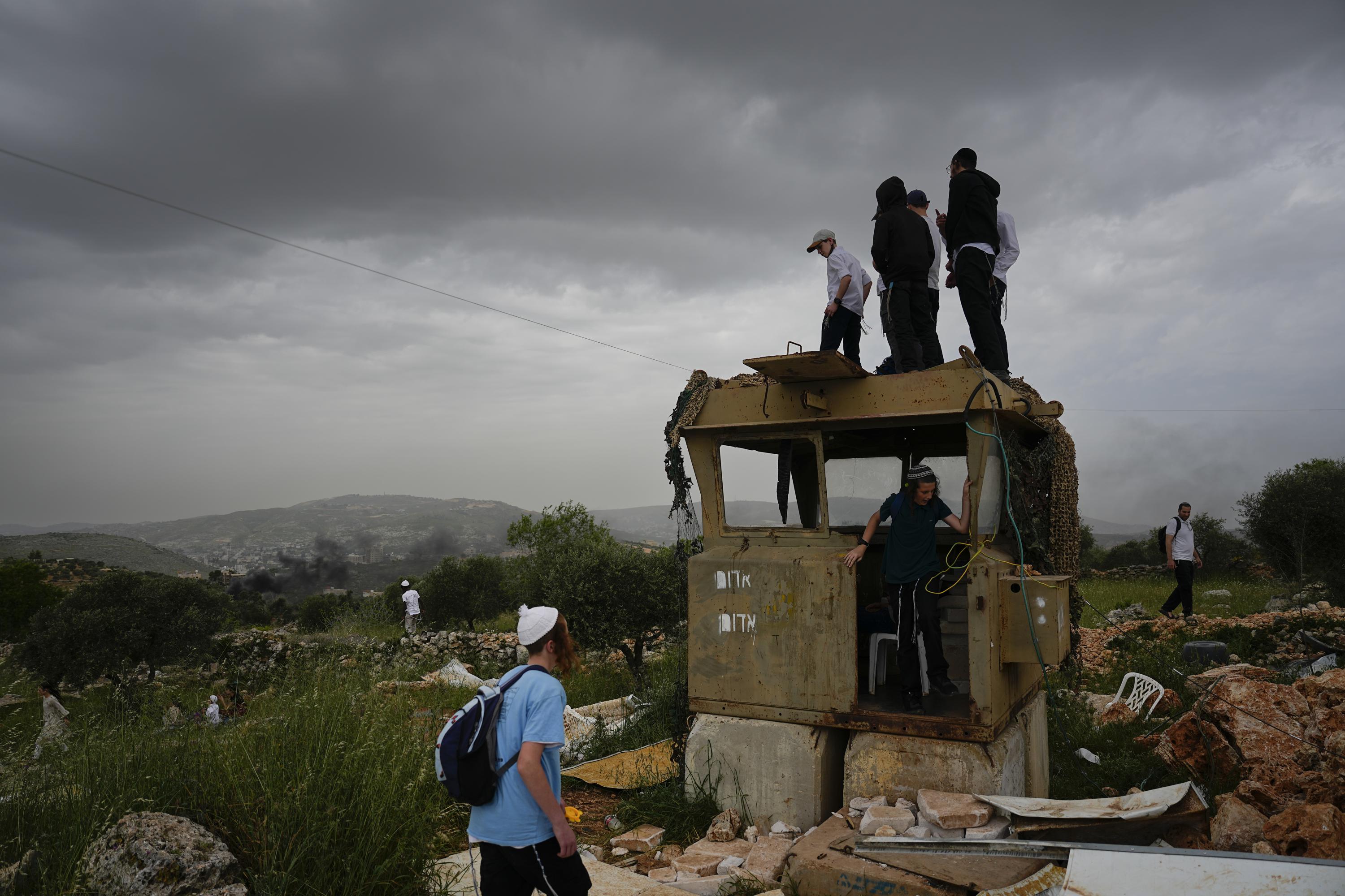 Israeli Settlers and Ministers March to West Bank Outpost Amid Tension and Security Concerns