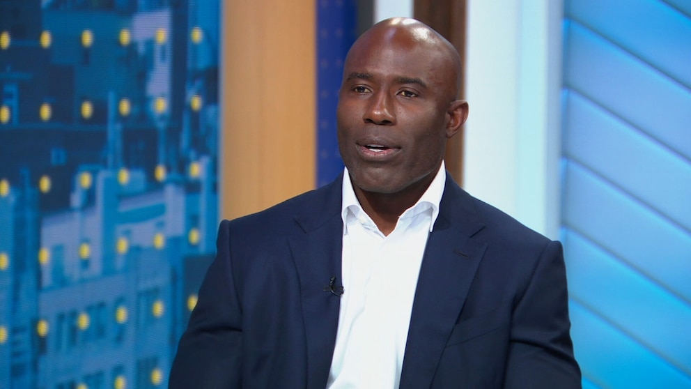 Featured image for NFL Legend Terrell Davis Handcuffed on Flight, United Airlines Apologizes