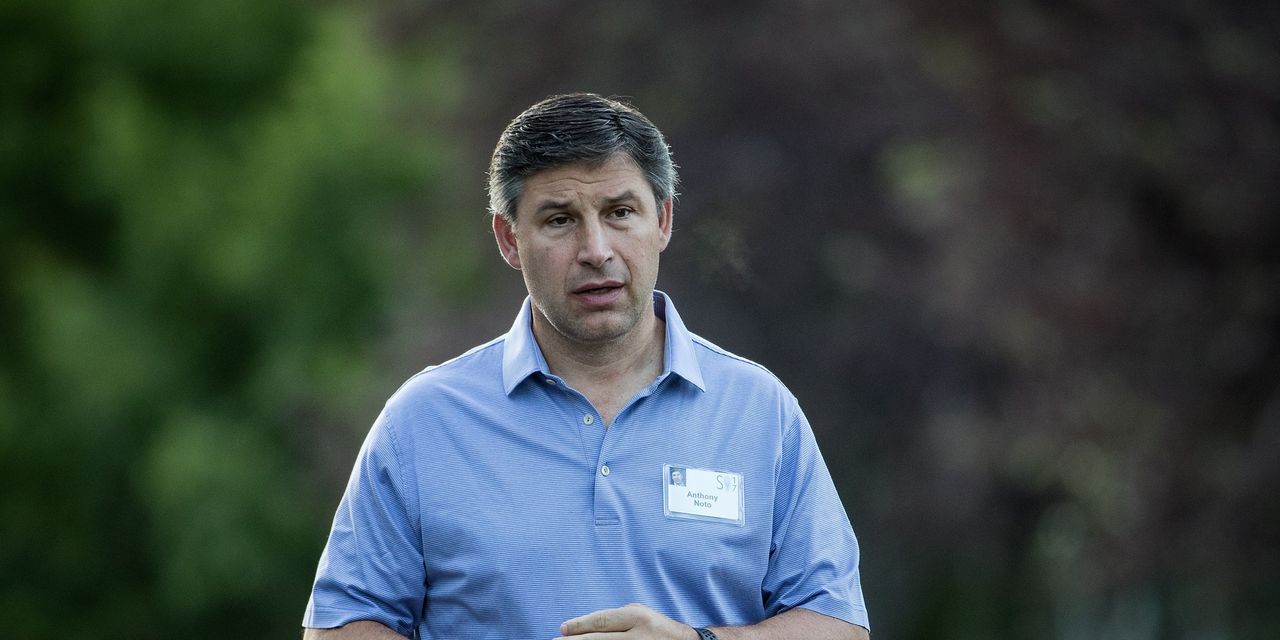 Featured image for SoFi's stock drops on concerns over loan sales and earnings.