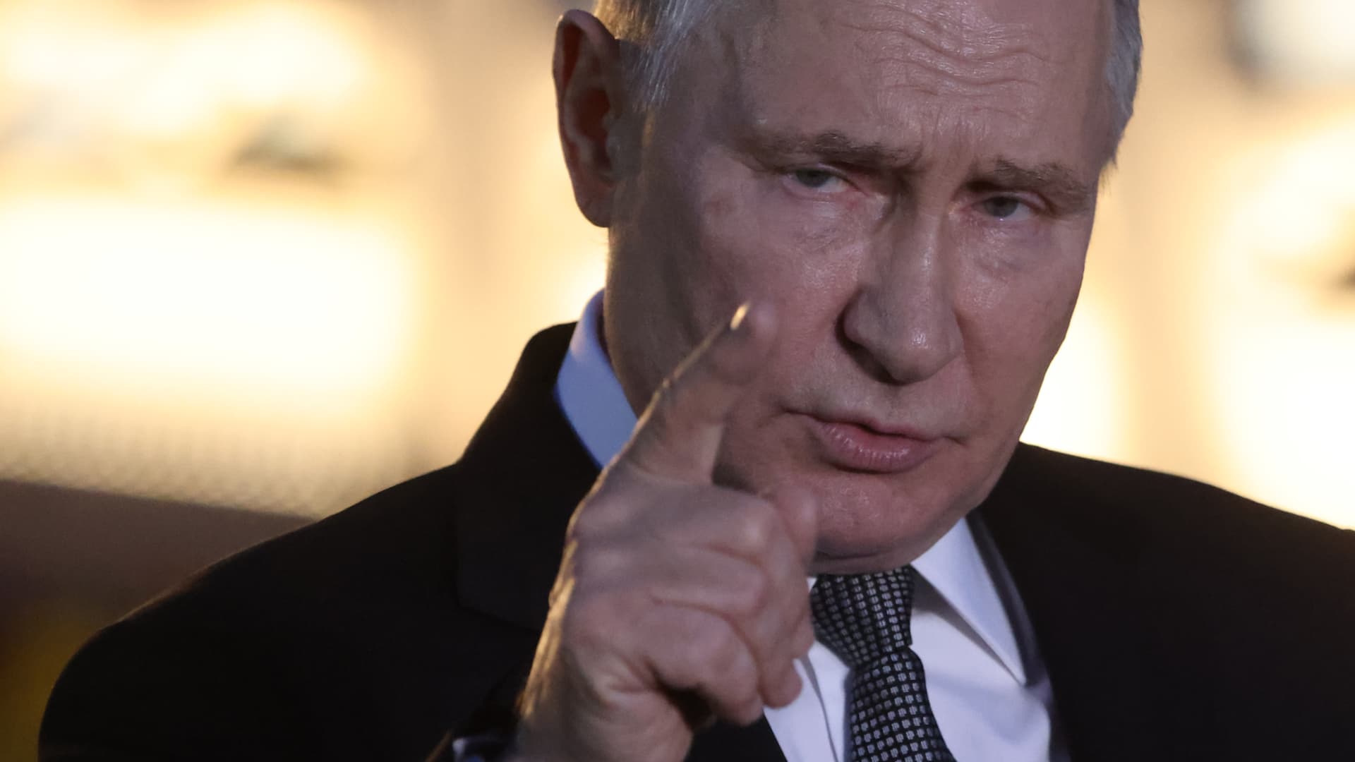 "Russia Intensifies Attacks on Ukraine Amidst Putin's Retaliation Vow"