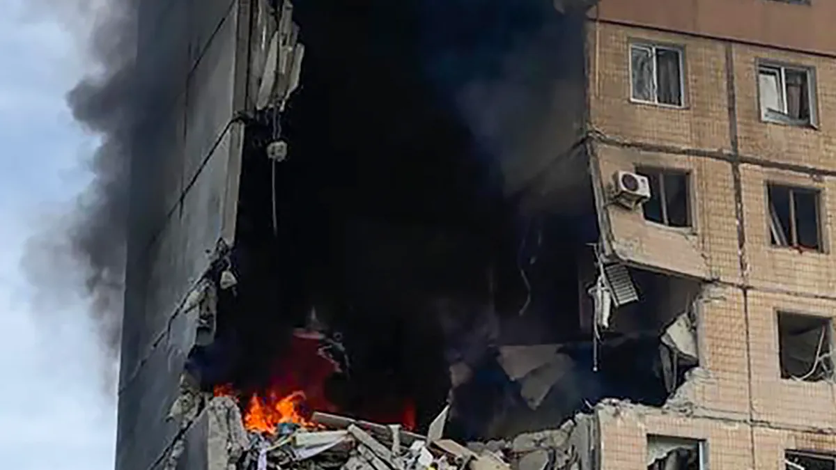 "Russian Missile Strike Claims Lives and Injures Dozens in Ukraine War"