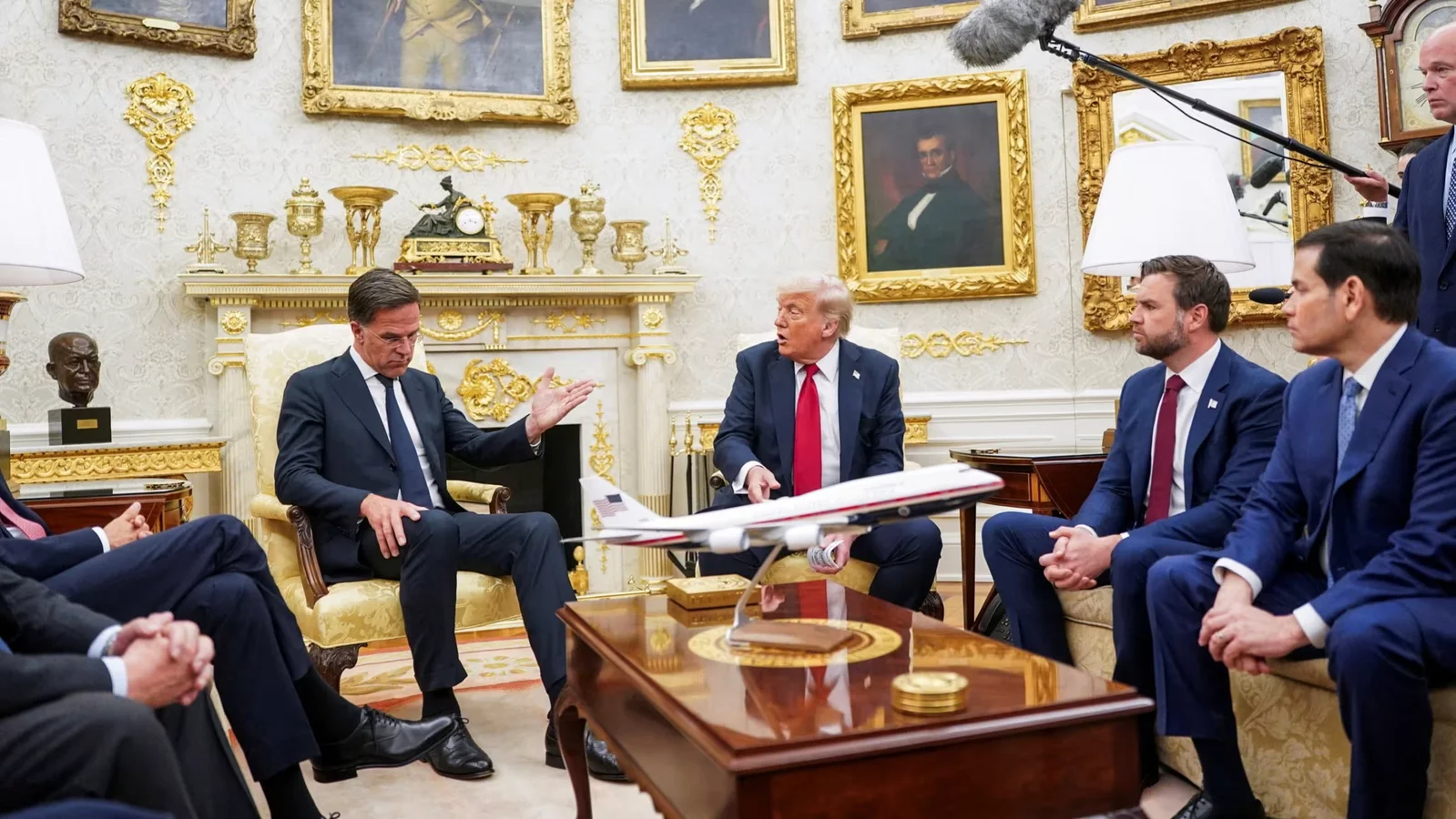 Trump Threatens 100% Tariffs on Russia Amid Ukraine Conflict