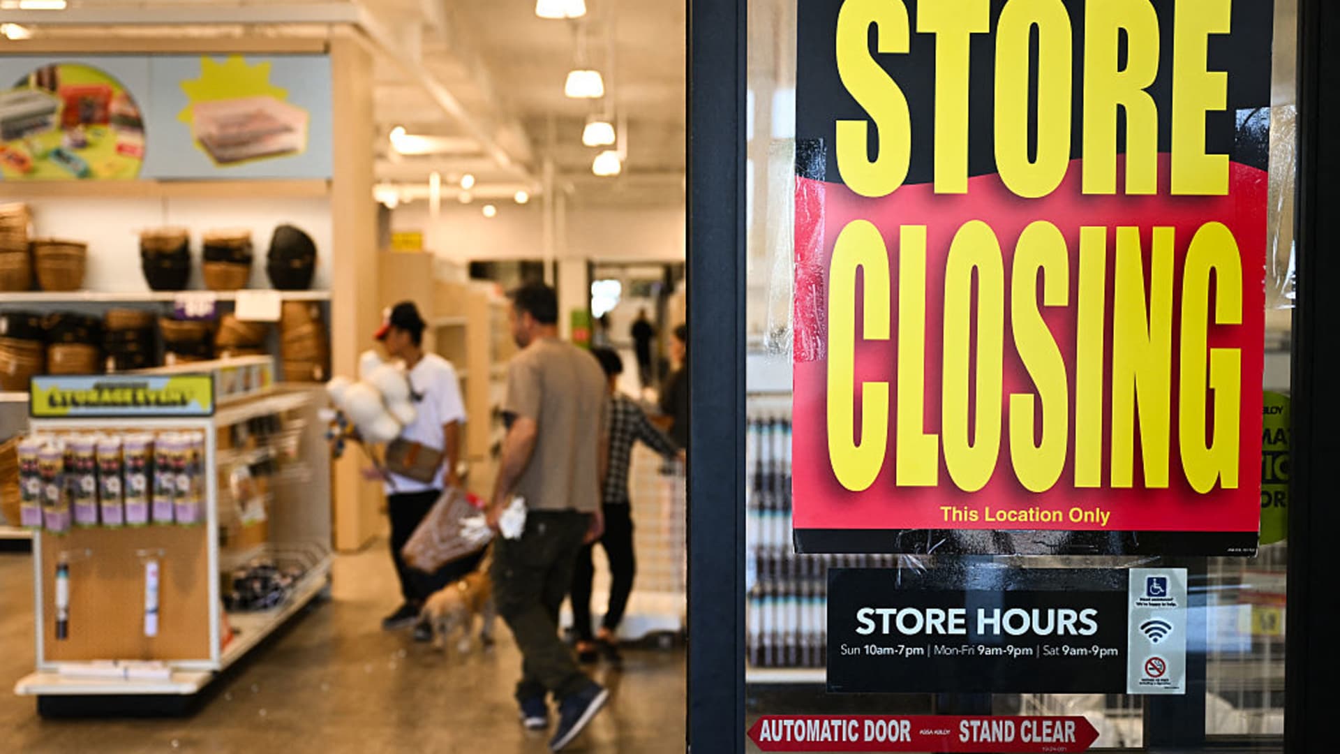 US Economy Shows Signs of Slow Growth and Rising Prices Amid Uncertainty