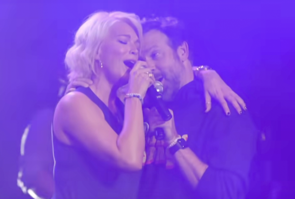 "Ted Lasso Stars Sudeikis and Waddingham Deliver Powerful 'Shallow' Performance"