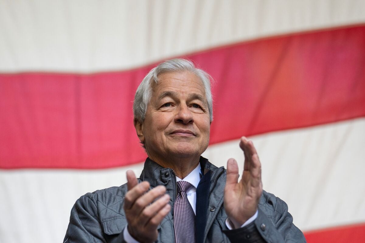 Featured image for JPMorgan's Dimon Projects Caution Amid Rising Profits and Stock Tumble