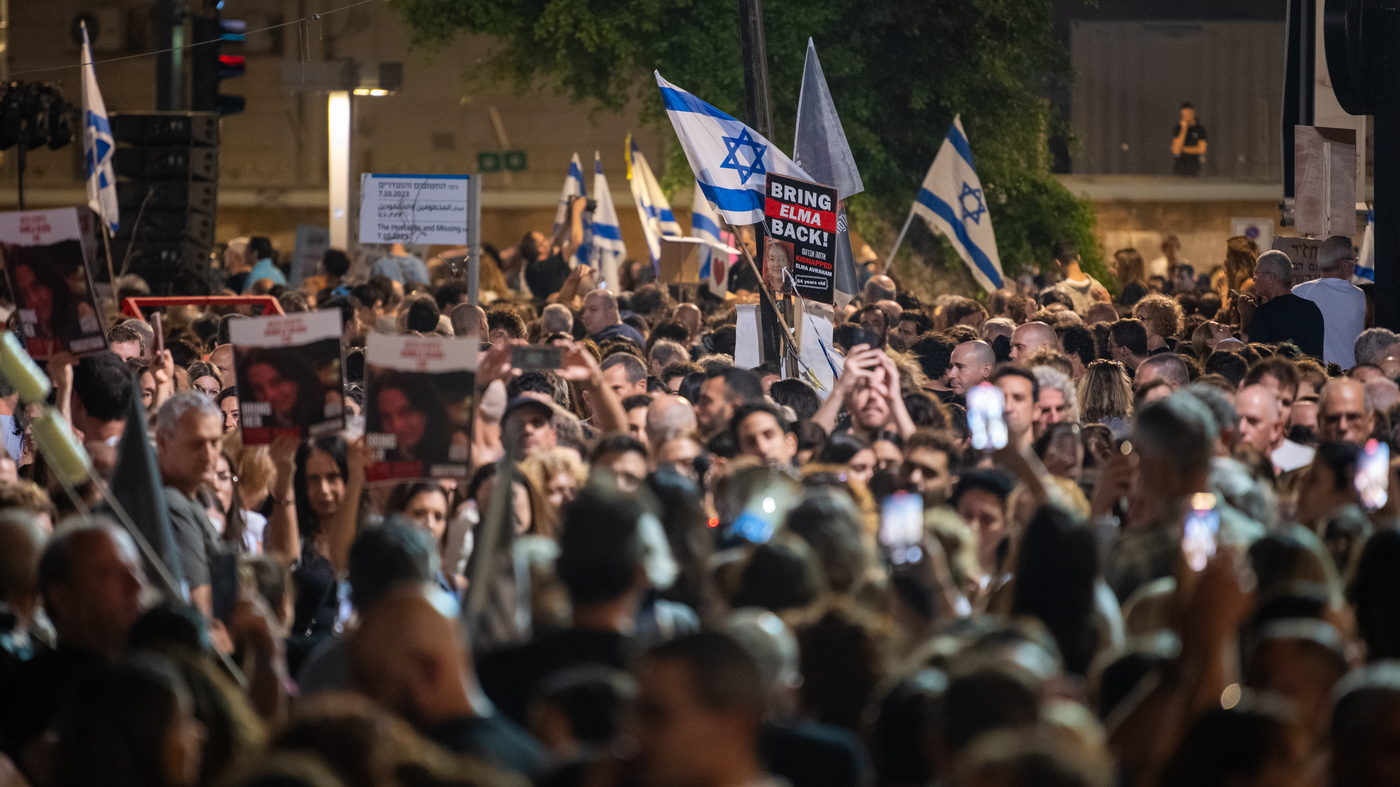 "Israel's Unrest: Protests, Demands, and Breaches in Response to Hamas Attack"