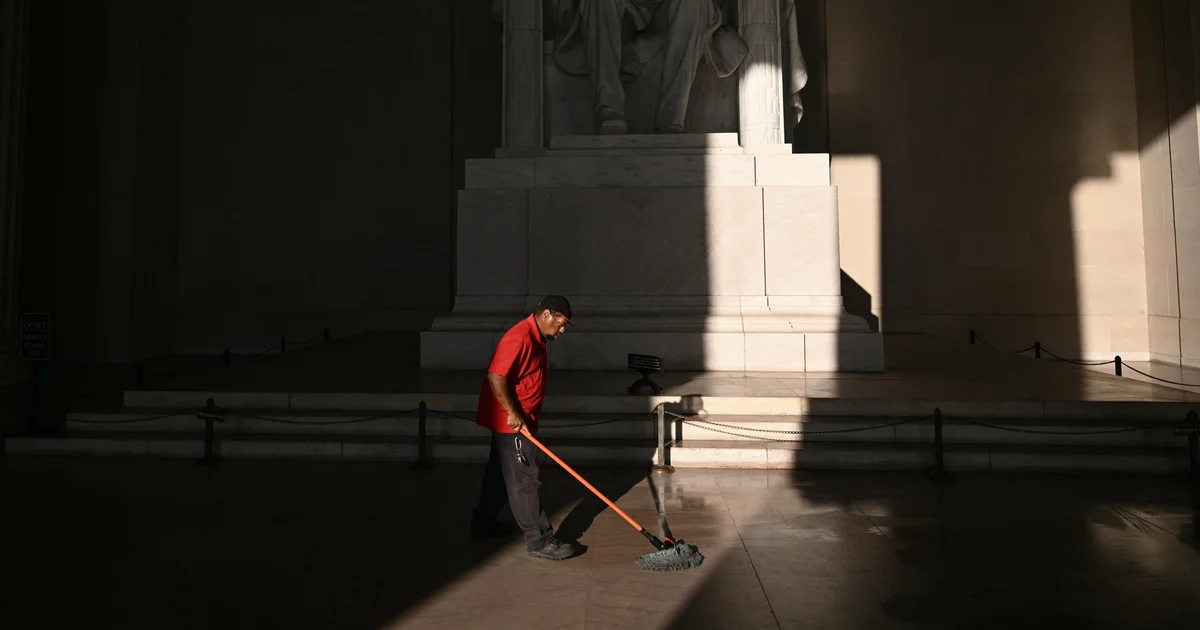 Featured image for Polls Show Americans Blame Both Parties for Government Shutdown