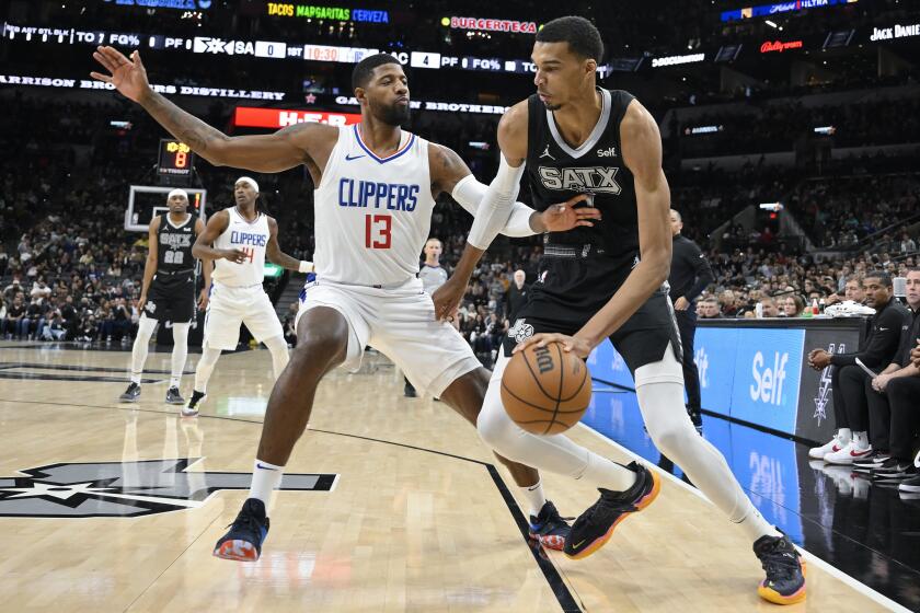 "Clippers Silence Spurs and Secure Third Consecutive Win"