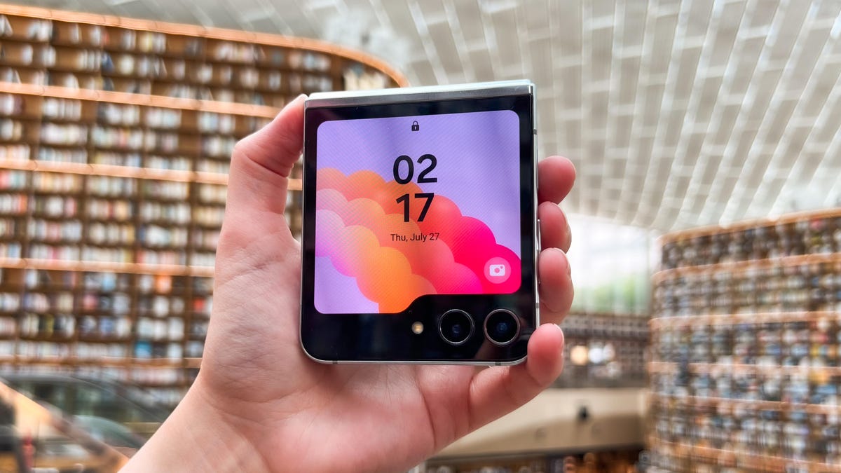 Featured image for "Exploring the AI Updates for Samsung Galaxy Z Flip 5 and Z Fold 5"