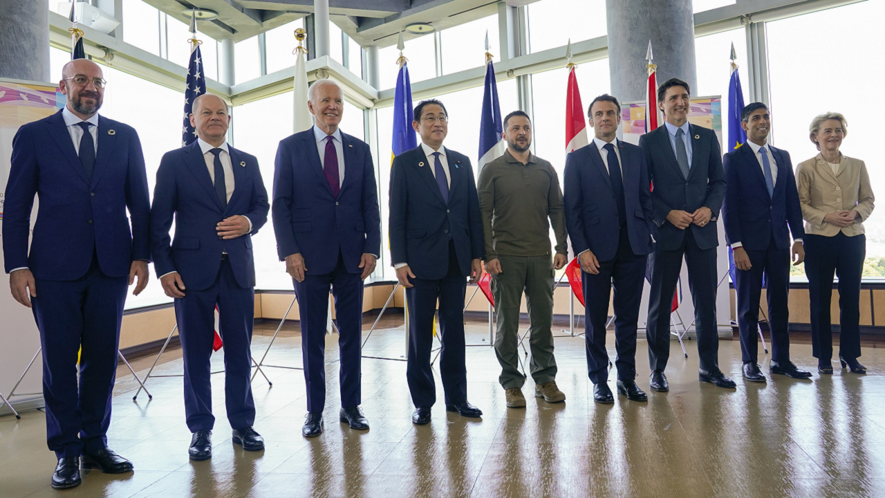 "Putin's Isolation on World Stage Captured in G7 Summit Photo"