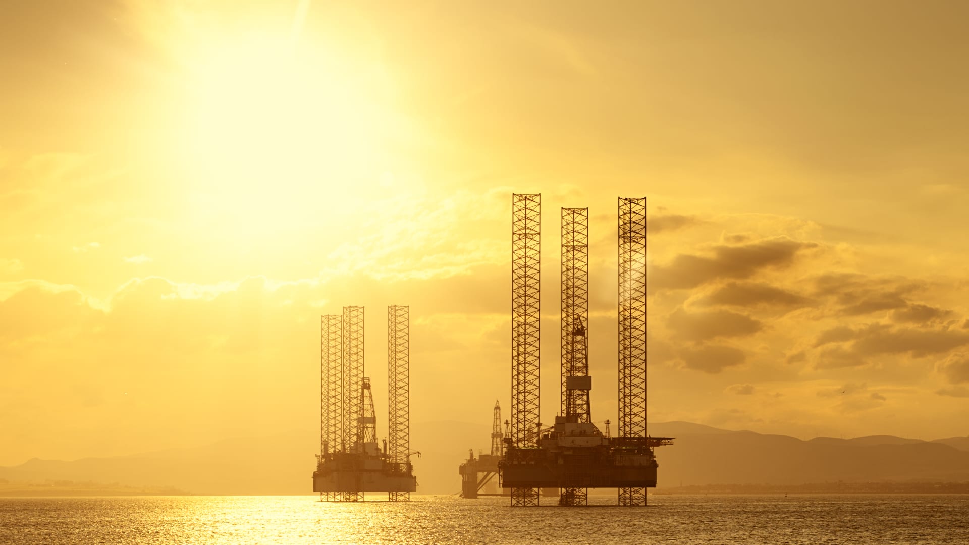 Featured image for "Oil Futures Surge 1% to One-Week High Amid Soaring US Diesel Prices"