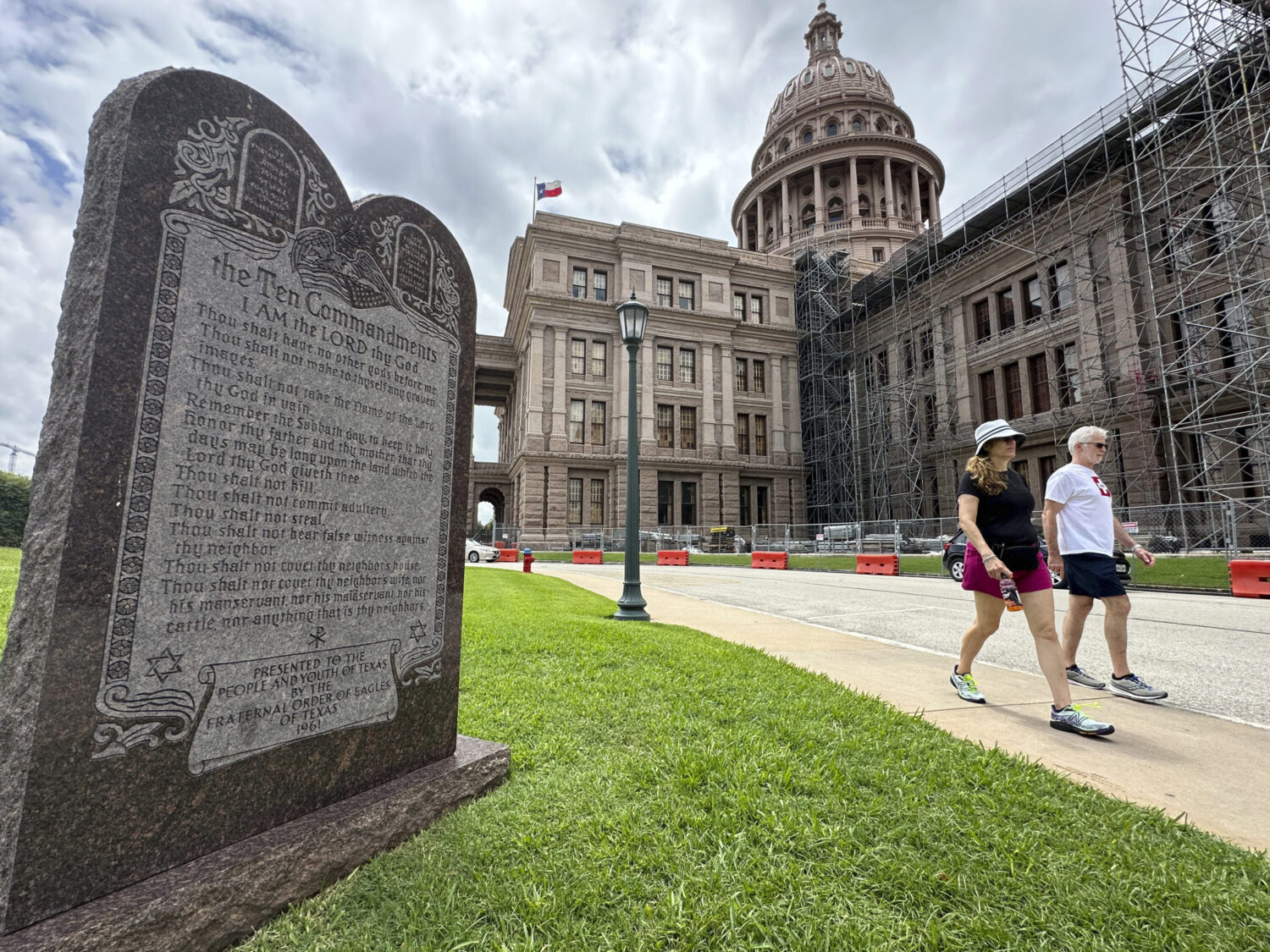 Featured image for Texas advances bill to display Ten Commandments in public schools