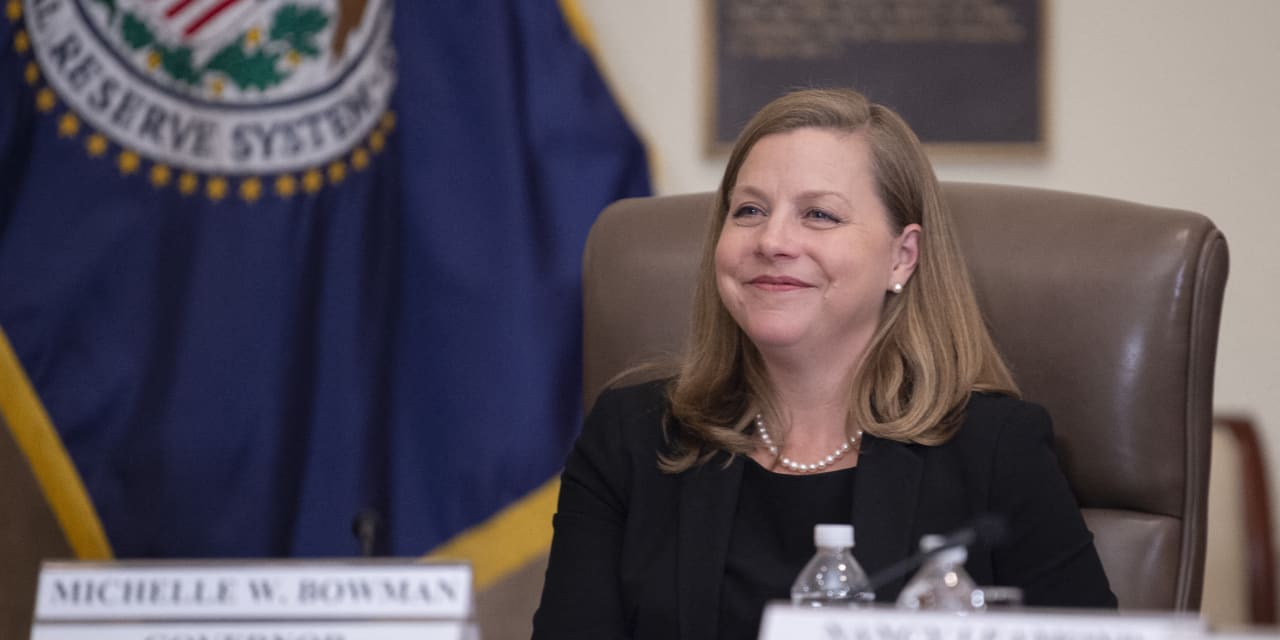 Mixed Views Among Fed Officials on Interest Rate Hikes and Cuts
