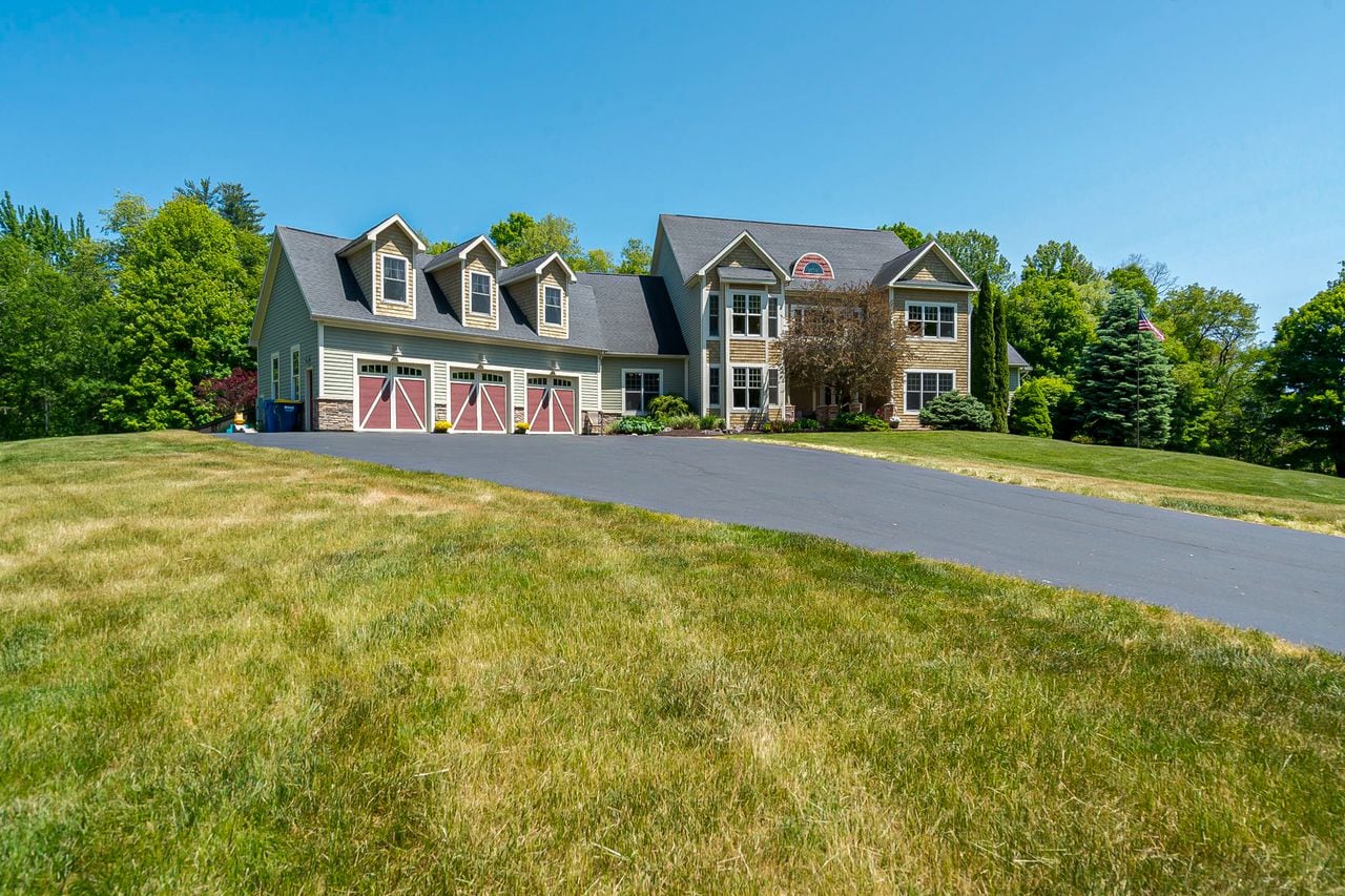 Baldwinsville Home: A Perfect Retreat Designed with Care