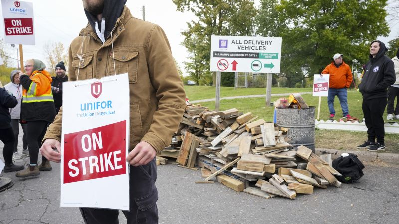 Featured image for Majority of GM Autoworkers in Canada Approve New Labor Deal