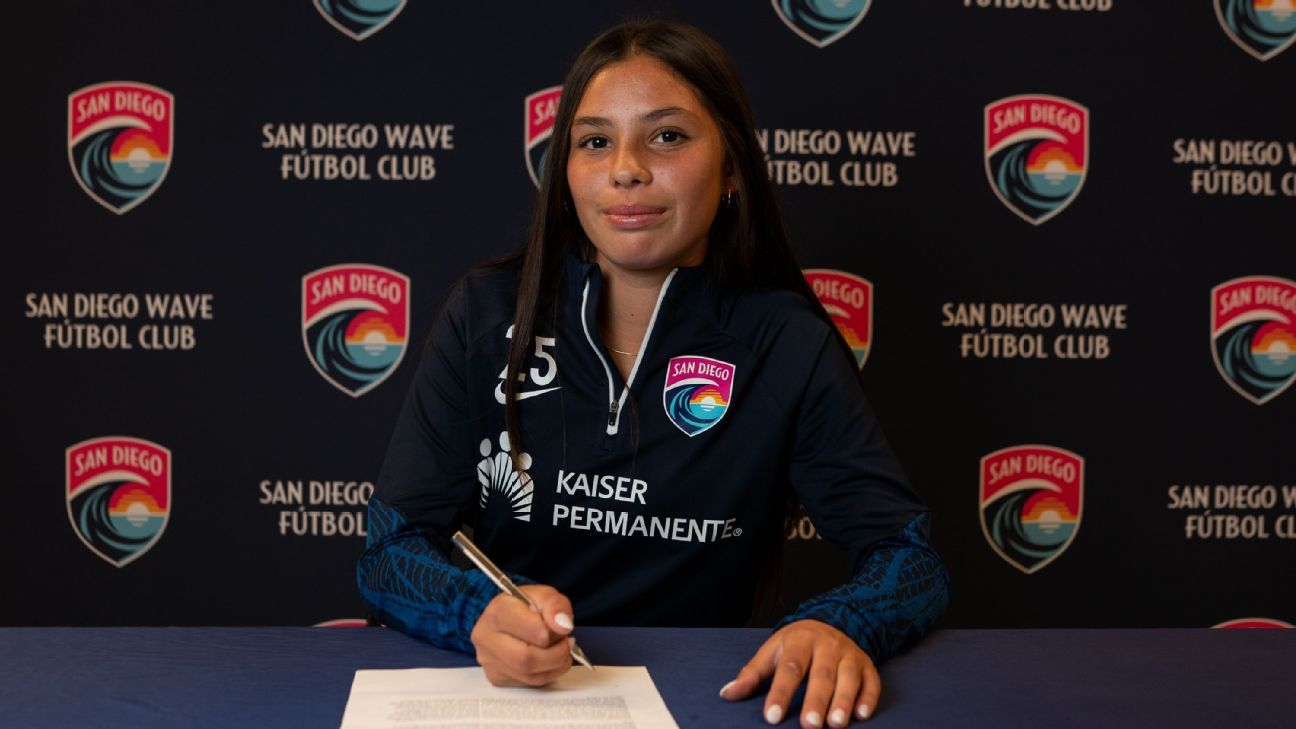Featured image for 15-year-old Barcenas becomes youngest NWSL player with San Diego Wave FC signing.