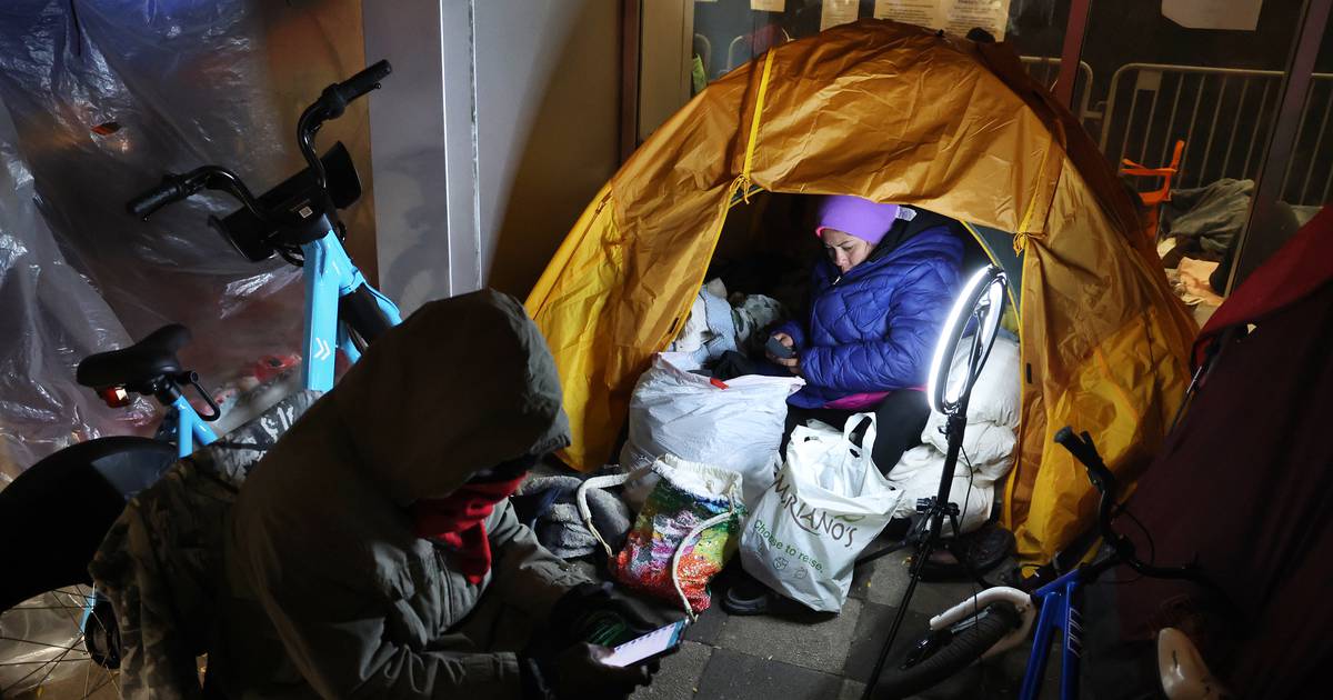 "Chicago's Migrants Brave Harsh Winter Conditions Amidst First Snowfall"