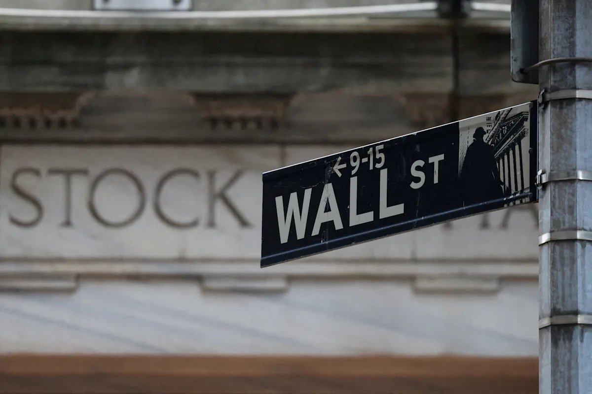 Market Mixed as Tech Earnings Influence Stocks and Gold Reacts