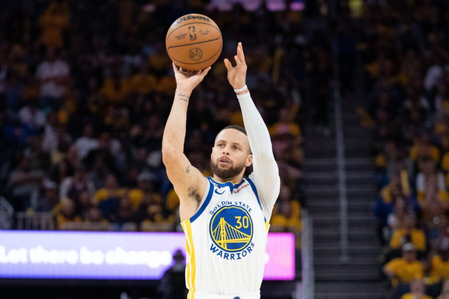 Stephen Curry's Knee Injury Sidelines Him Against Timberwolves
