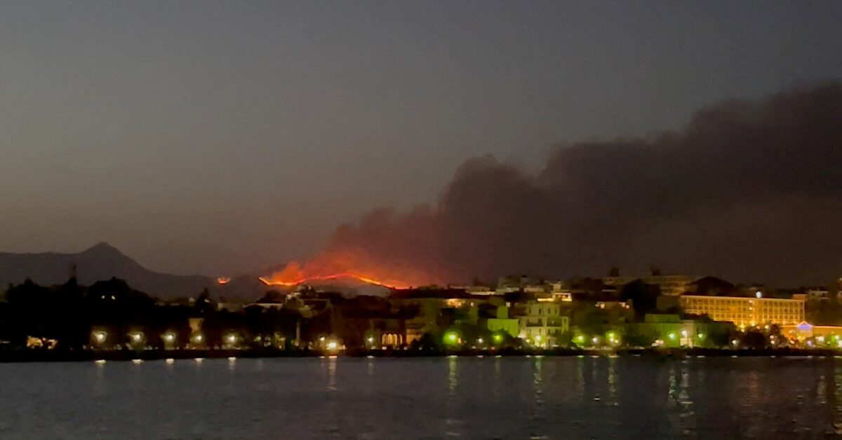 Wildfires force tourists to evacuate Greek islands