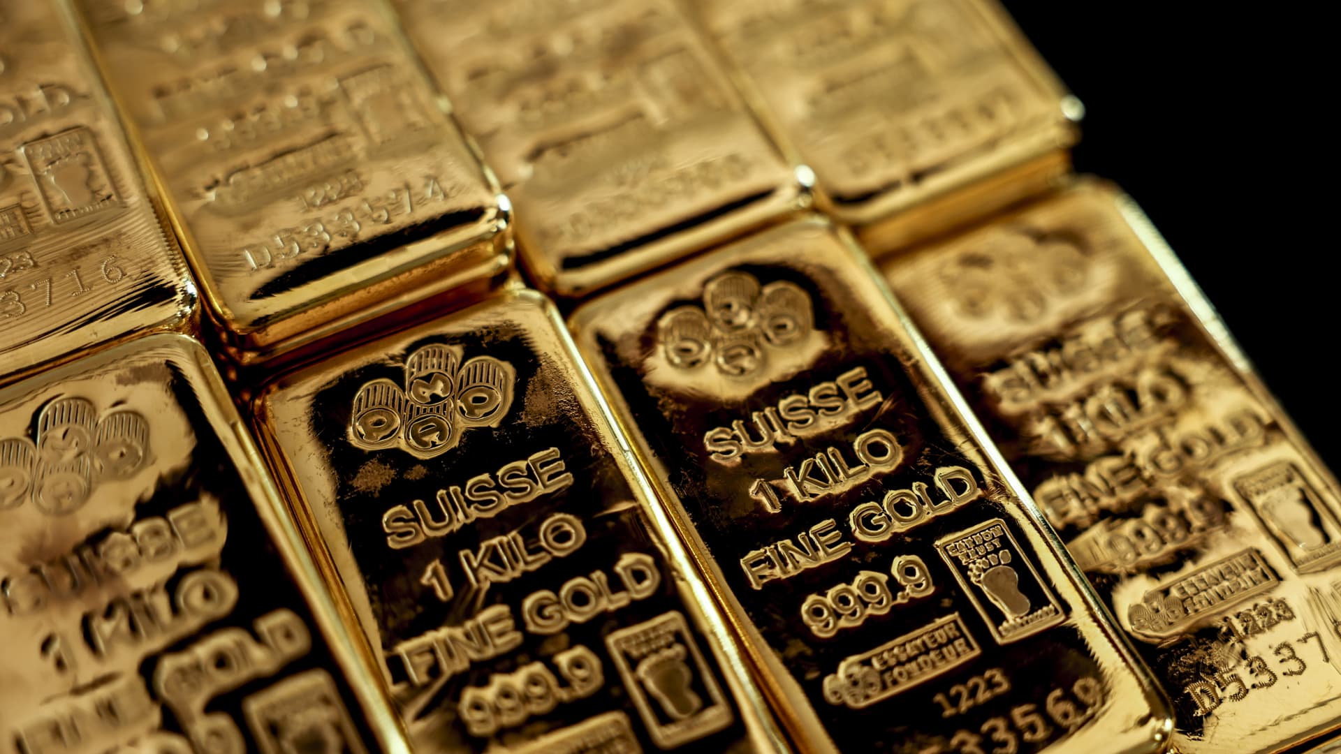 Gold Soars to Record High on Fed Rate Cut Speculation