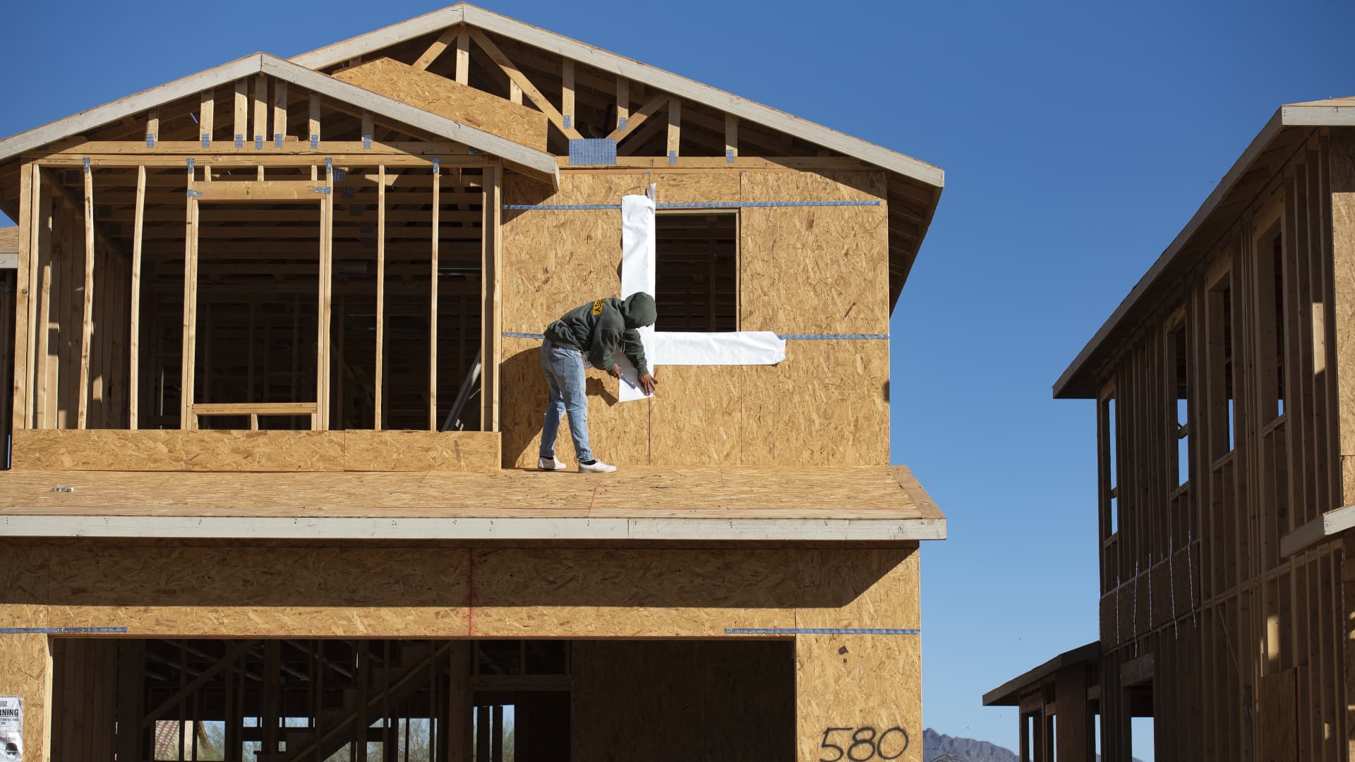 Featured image for Homebuilder Sentiment Plummets as Mortgage Rates Soar