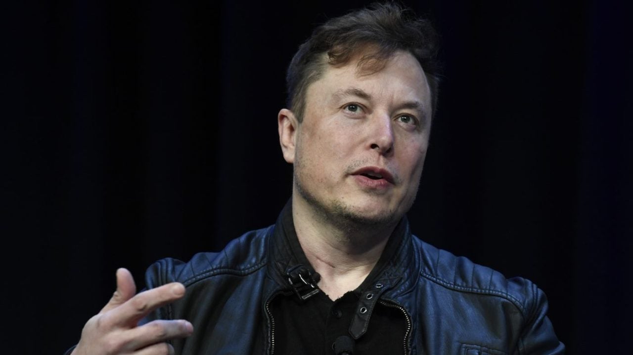 Elon Musk causes New York Times to lose Twitter verification badge.