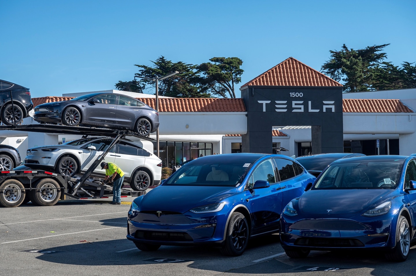 "Analysts Slam Tesla's Earnings Call as Stock Plummets on Production Growth Warning"