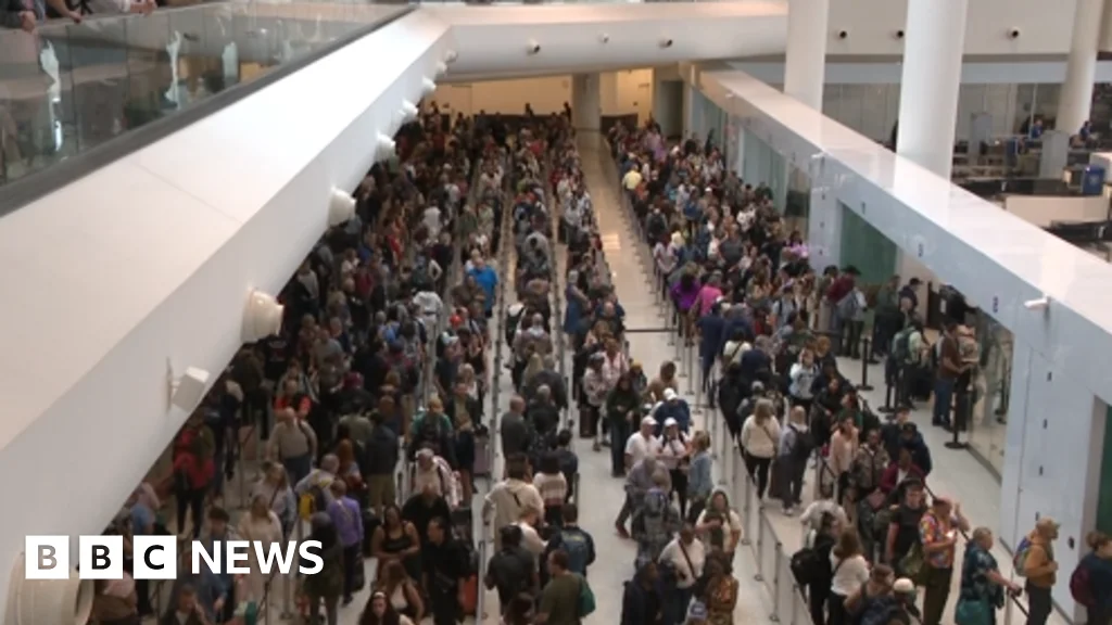 Hours-Long Airport Queues Hit Houston and New Orleans Amid DHS Funding Standstill
