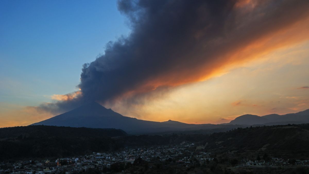 Featured image for "Popocatépetl Volcano Erupts 13 Times in 1 Day, Forcing Flight Suspensions"