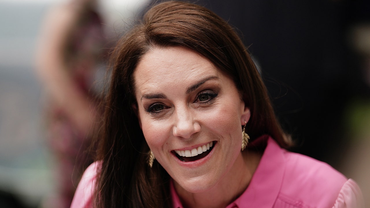 Featured image for Kate Middleton Explains Autograph Rule to Young Fan