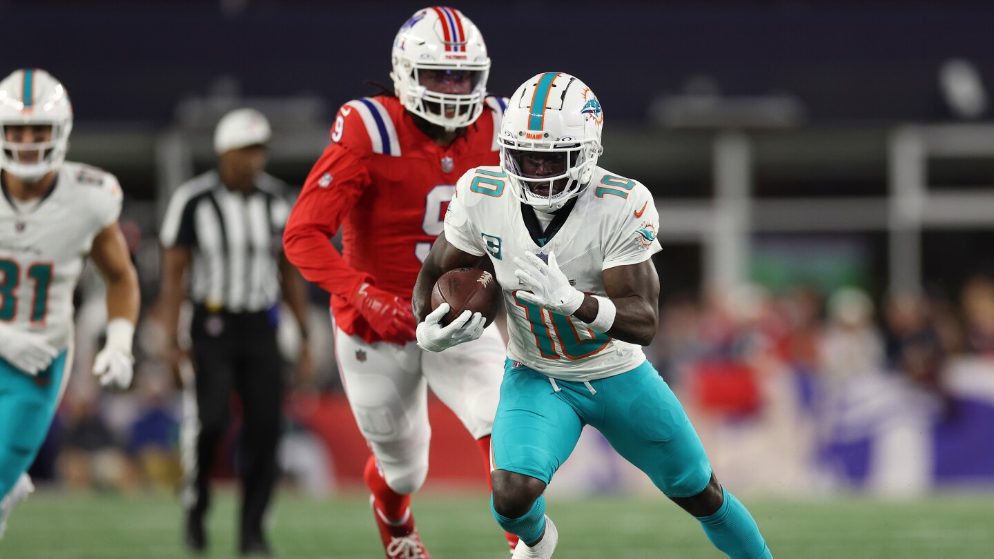"Dolphins Dominate Patriots with Hill's Touchdown, Secure Halftime Lead"