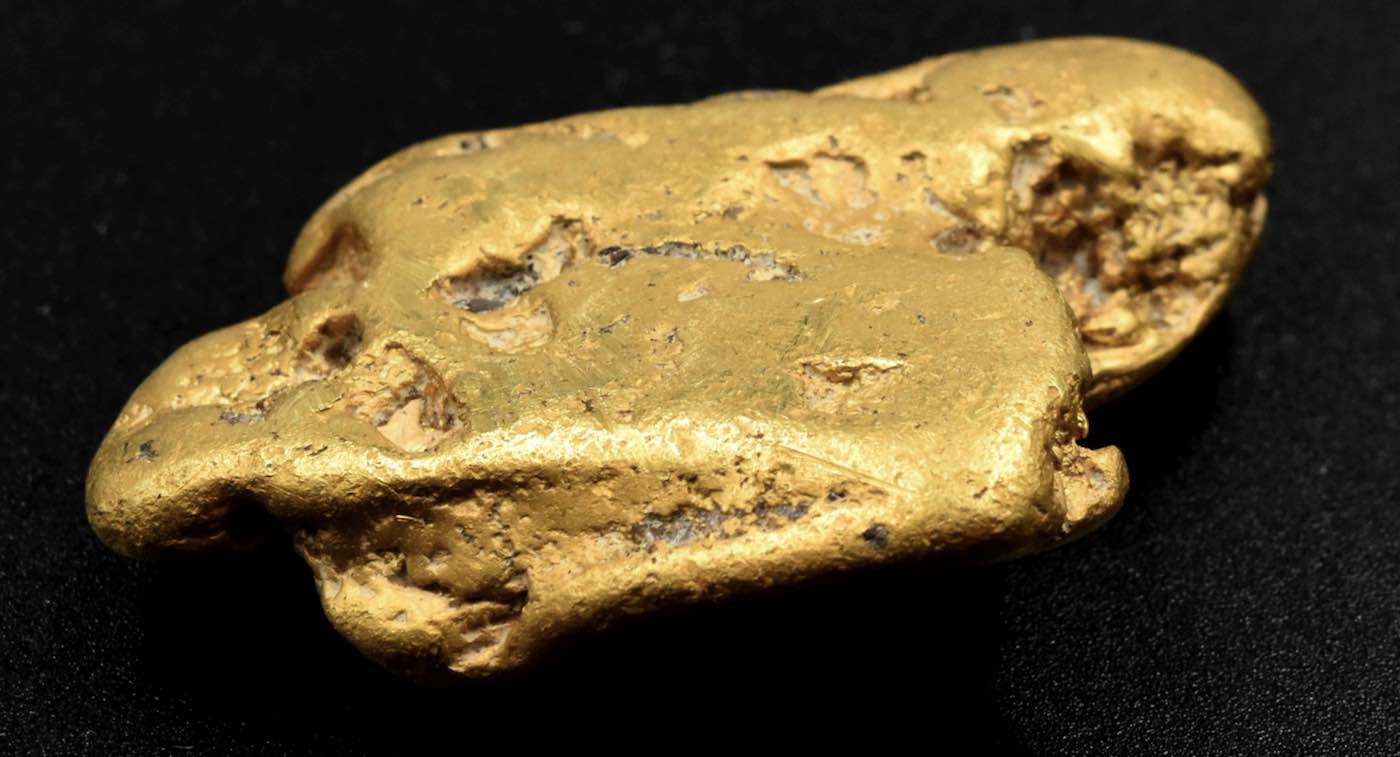 Featured image for "Treasure Hunter Unearths England's Largest Gold Nugget Despite Faulty Metal Detector"