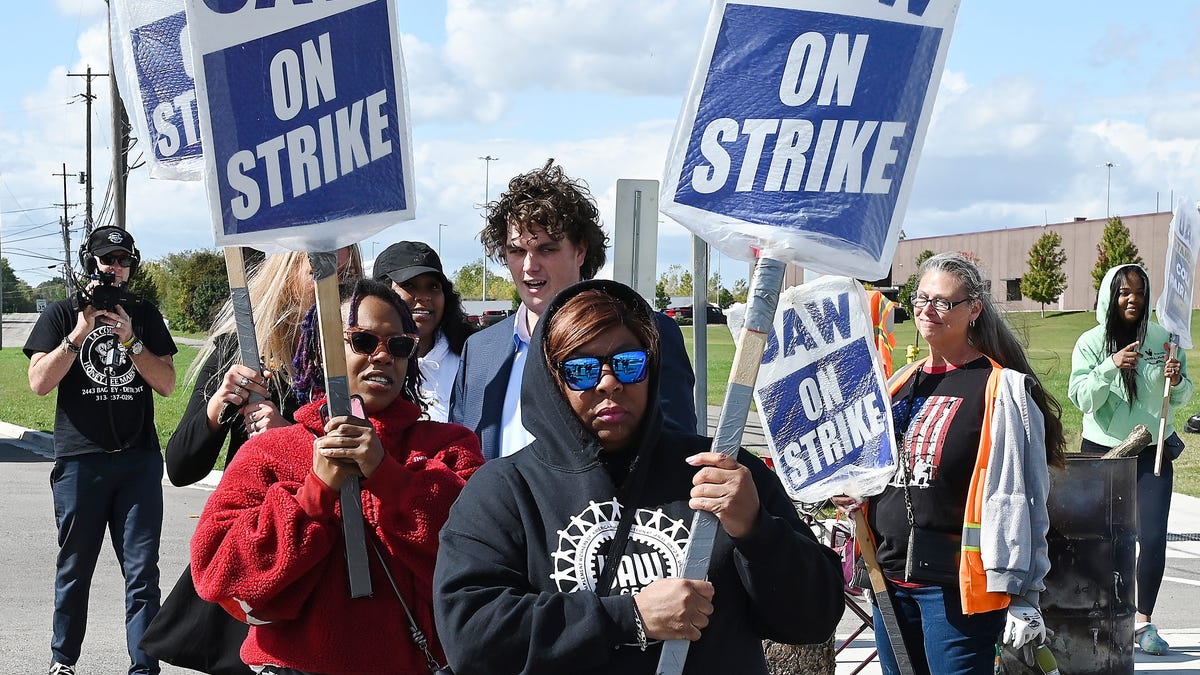 "UAW Strike Enters Day 24: Workers Rally for Temp Workers, Uncover New Details"