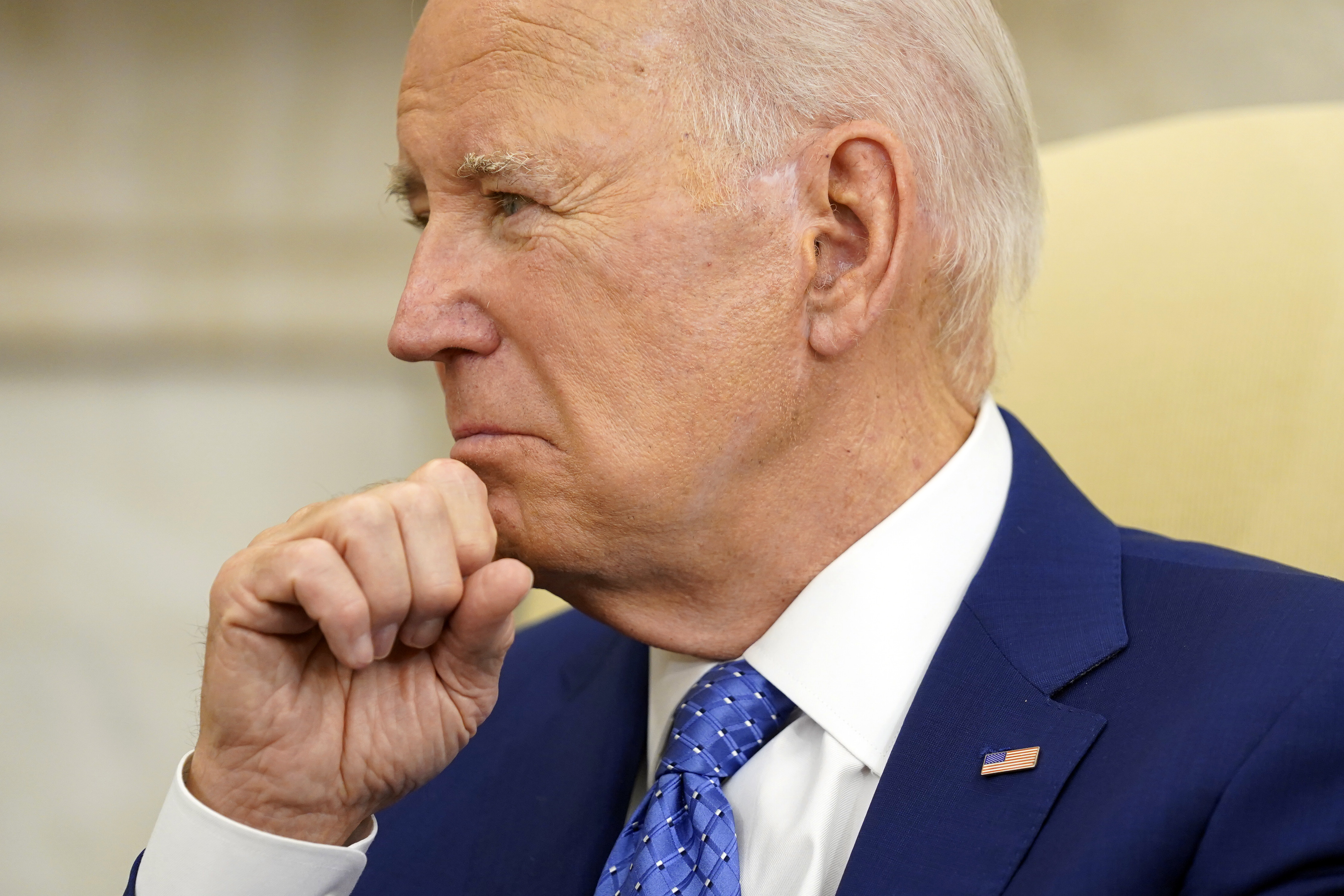 "Biden's Controversial Decision: Sending Cluster Munitions to Ukraine Despite Allies' Ban and Human Rights Concerns"