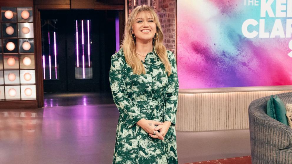 Featured image for Kelly Clarkson Reveals Health-Focused Weight Loss Strategy Following Doctor's Advice