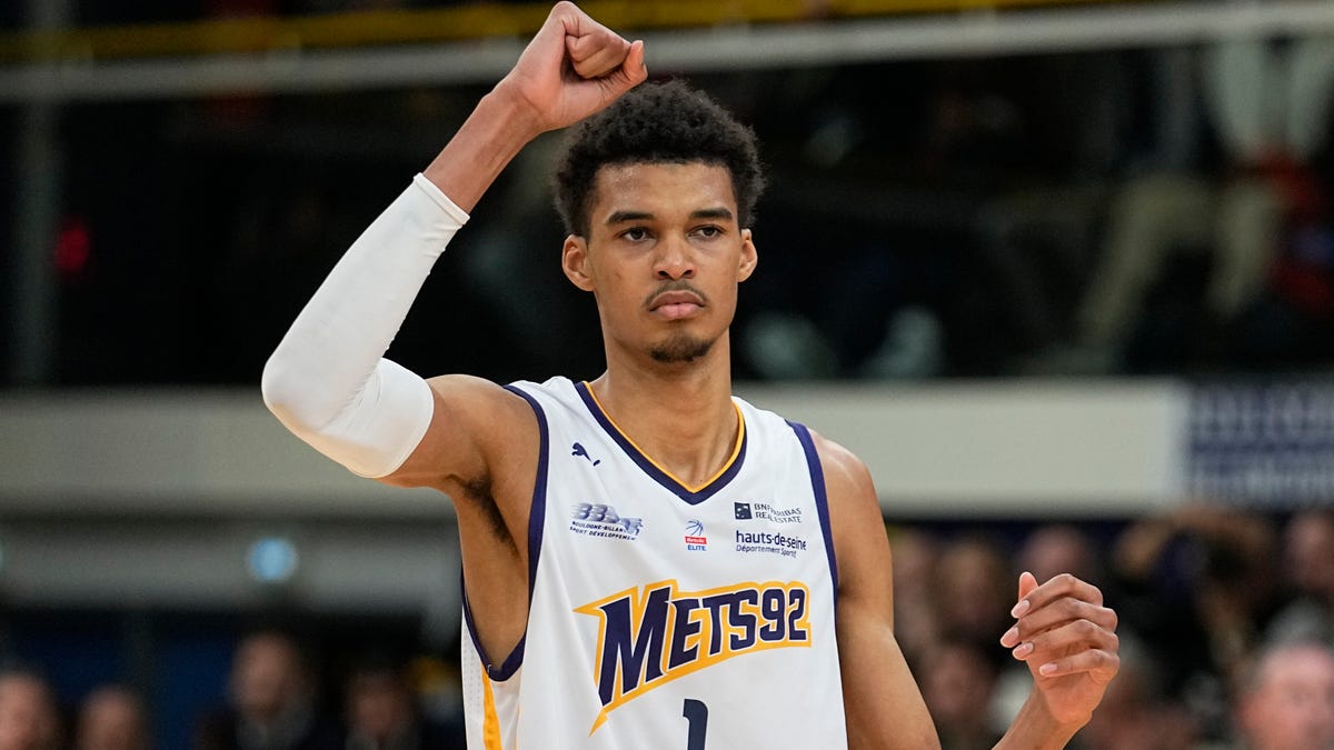 Assessing the NBA potential of Victor Wembanyama and other top big men.