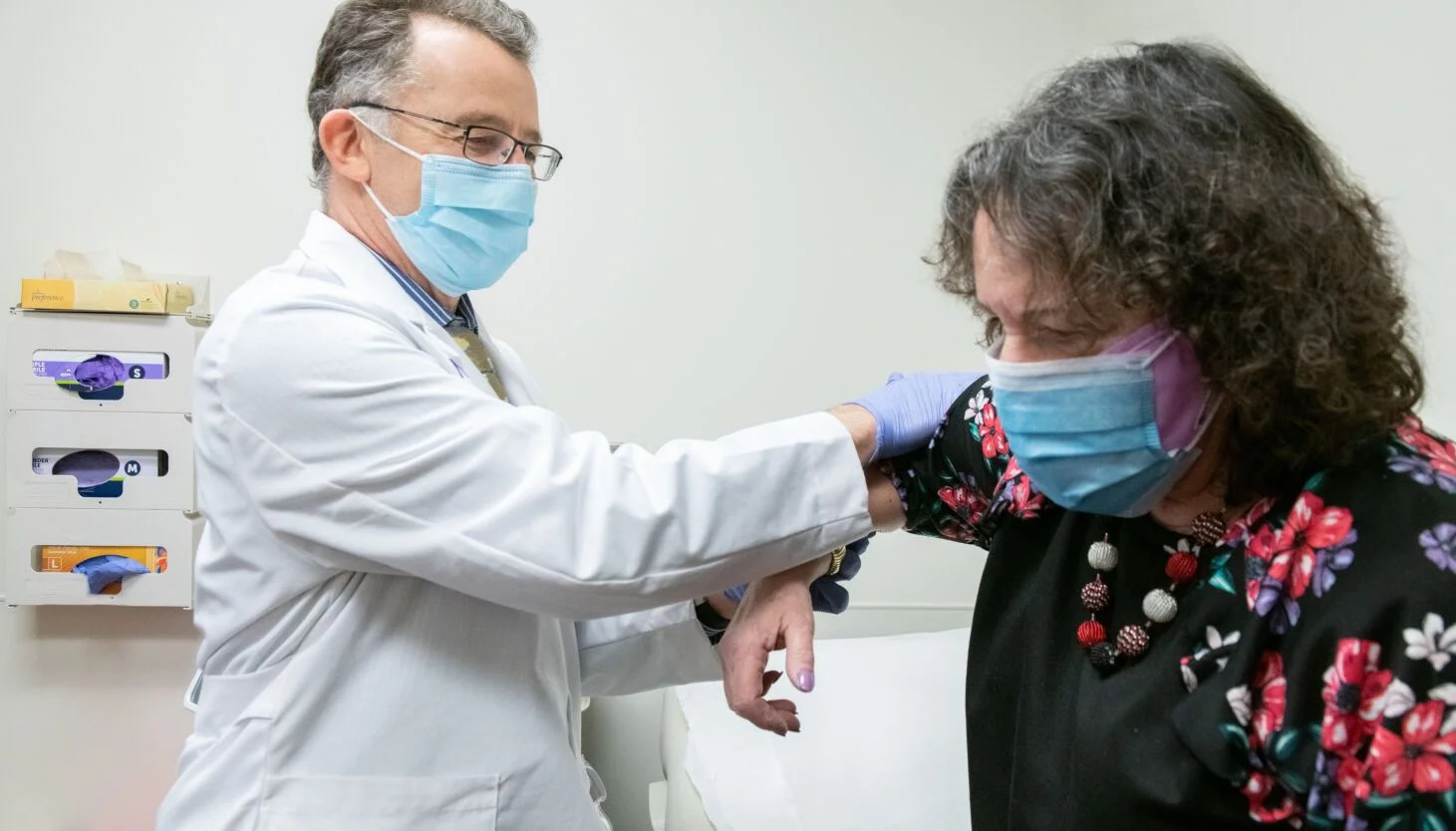 Featured image for Northwestern Study Links Pneumonia Hospitalizations to Severe Long COVID.